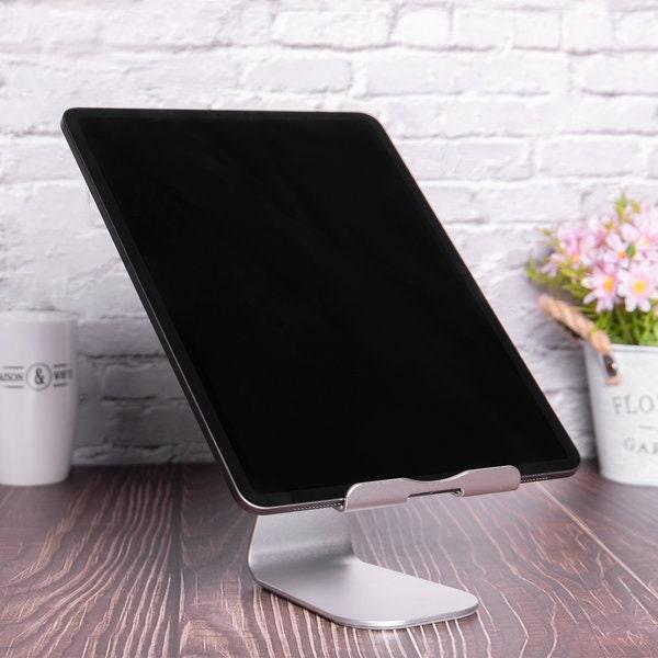 Adjustable aluminium tablet stand holding a screen on a desk